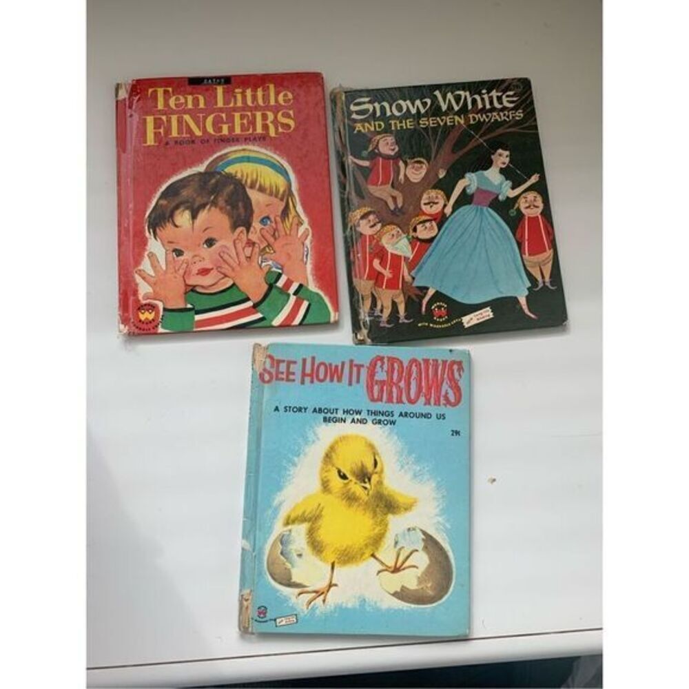 Lot of vintage Wonder Books that include Snow White and the Seven Dwarfs
